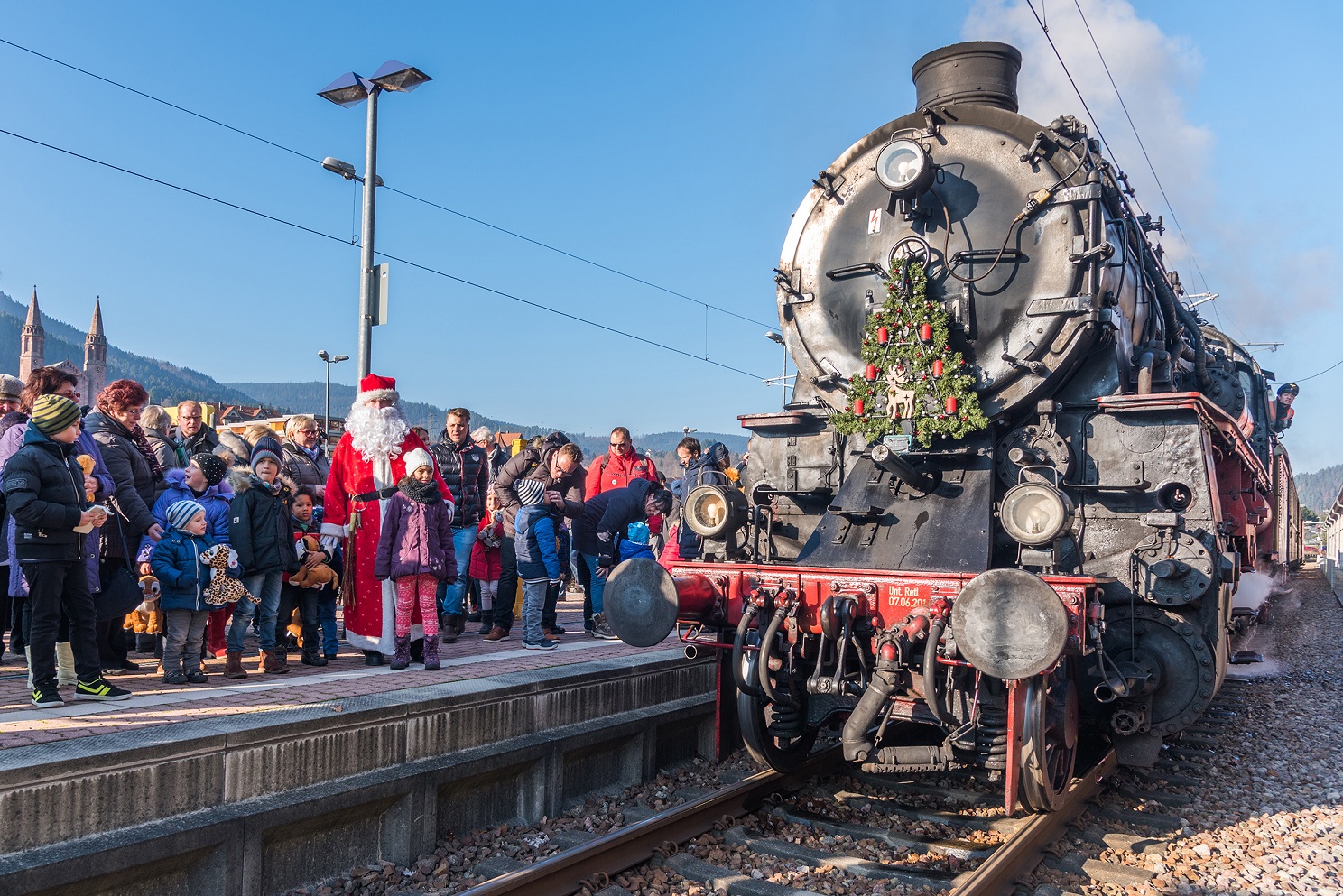 Weihnachtliche geschmückte Dampflok 